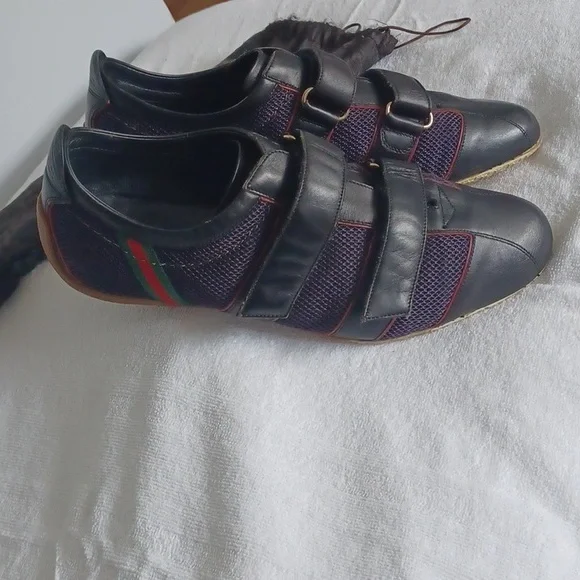 Mens Gucci low top leather sneakers, size 9D